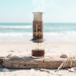 海辺が小さなカフェになる。AeroPress Goと過ごす『凪』の時間