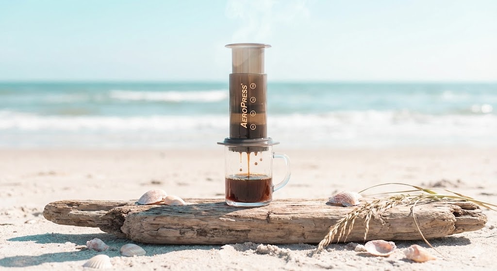 海辺が小さなカフェになる。AeroPress Goと過ごす『凪』の時間