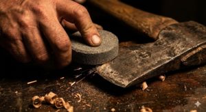 鈍った刃は己の恥だ。無骨な砥石「Lansky Puck」で魂を研ぐ