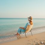 波音と静寂のスイッチ。海辺のワーケーションを完成させる Bose QuietComfort Headphones